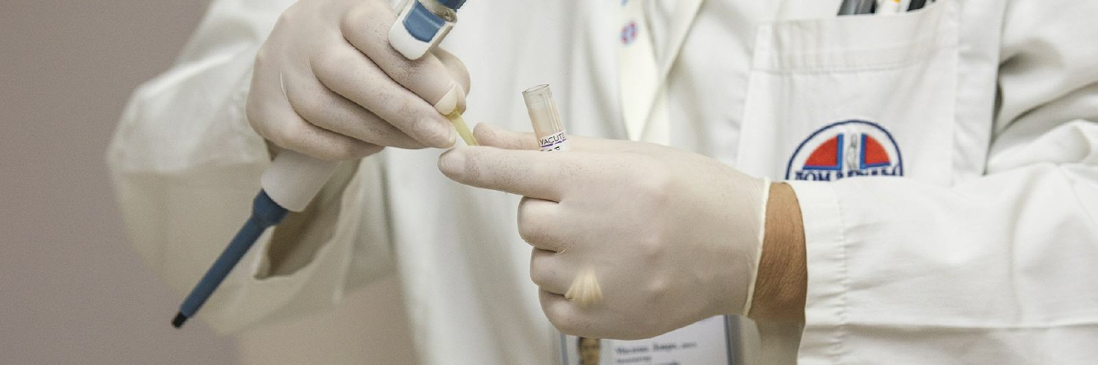 Arzt zieht seinen Gummihandschuh aus