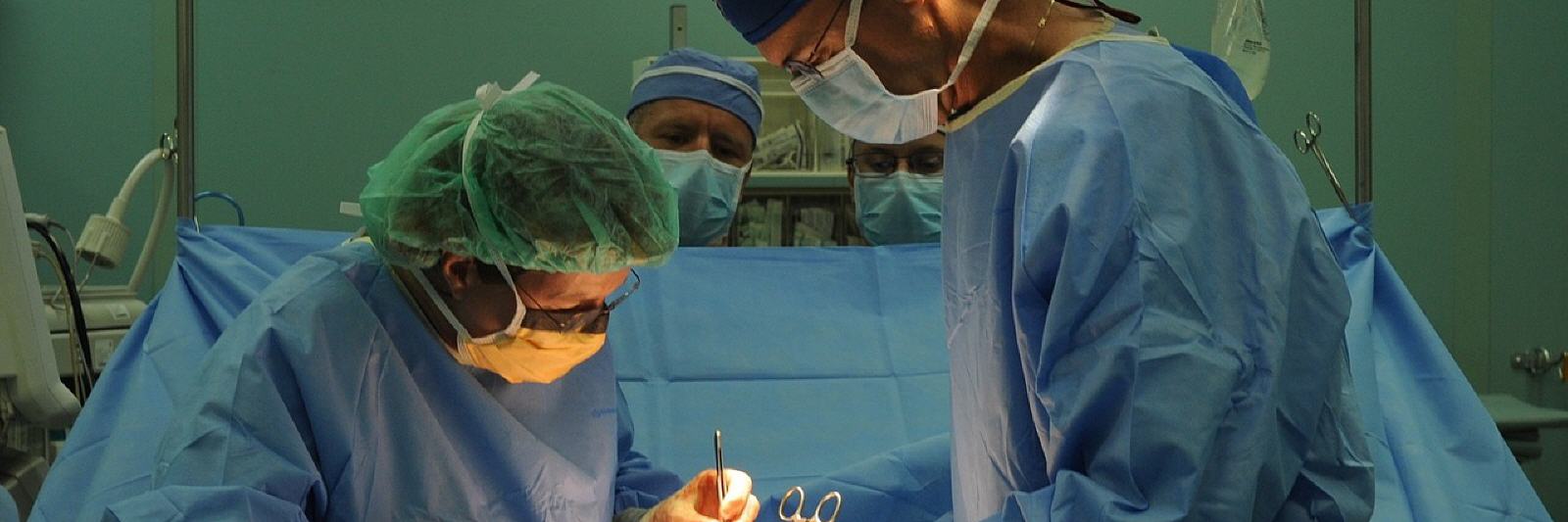 Zwei Ärzte bei einer Operation
